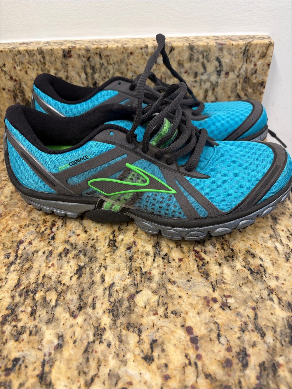 Brooks Aqua Blue Mesh gym Shoes with Neon Green Accents size 7, Brand new